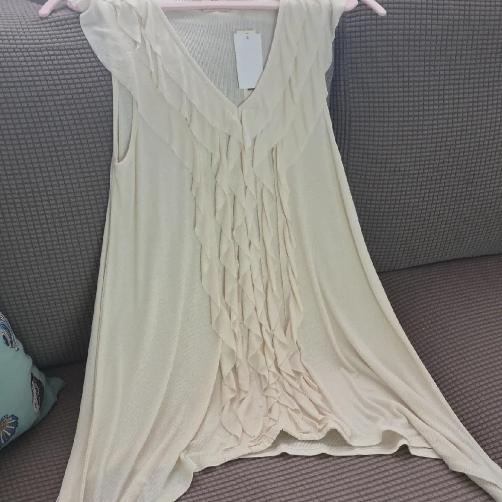 Chic Cream Ruffled Sleeveless Blouse - Picture 2 of 4